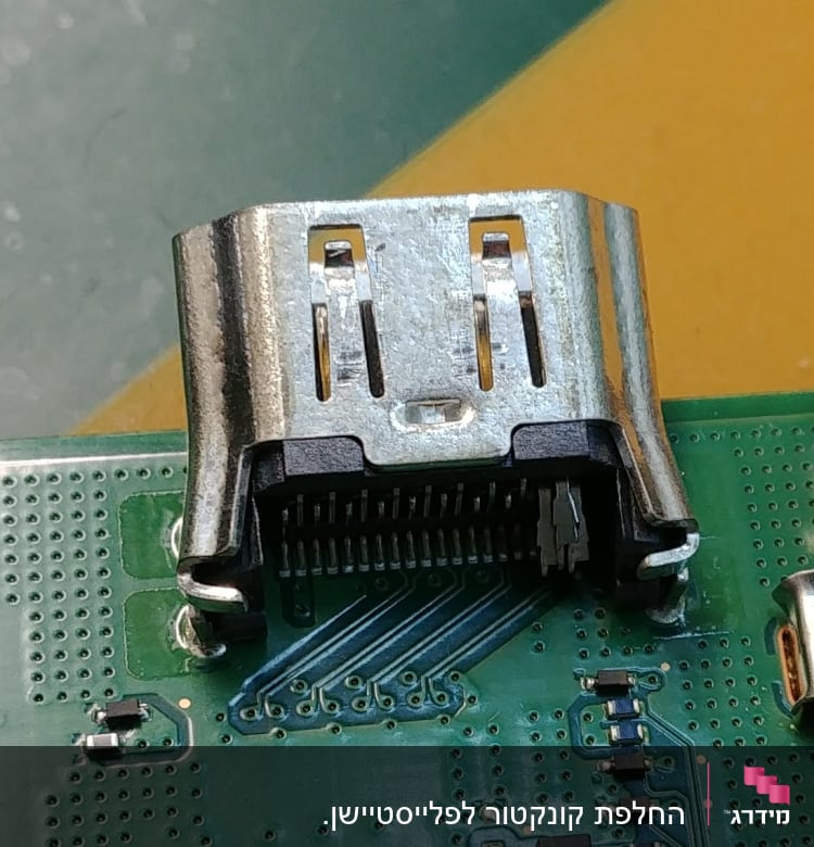 מחבר USB על לוח מעגל מודפס ירוק